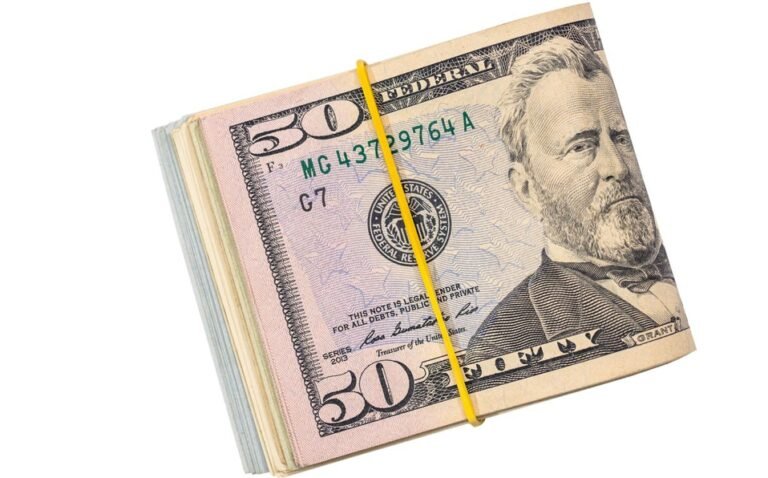 Peso pierde ante preocupaciones por salida de jefe banco central de Turquía