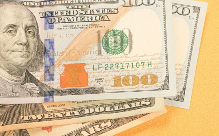 Peso pierde ante fortaleza del dólar, atento a comparecencia de la Fed y del Tesoro en EU