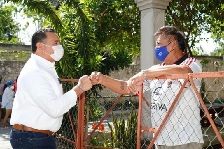 El candidato panista a la alcaldía de Mérida Renán Barrera visita a los vecinos de Komchén