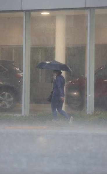 Lluvia, granizo y sin luz Lluvia, granizo y sin luz