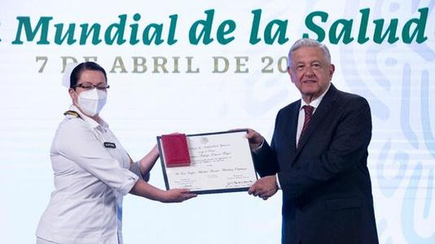 AMLO entrega premios al mérito a médicos y enfermeras, por Día Mundial de la Salud