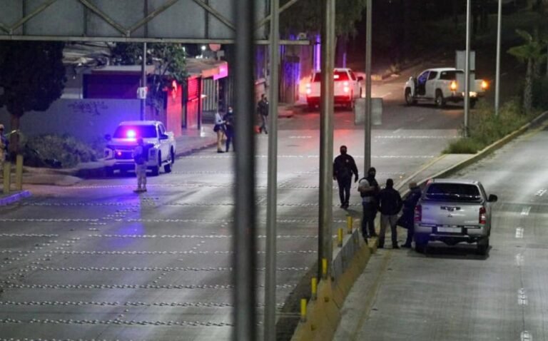 Atacan a balazos a policías e incendian vehículos de FGR en Tijuana