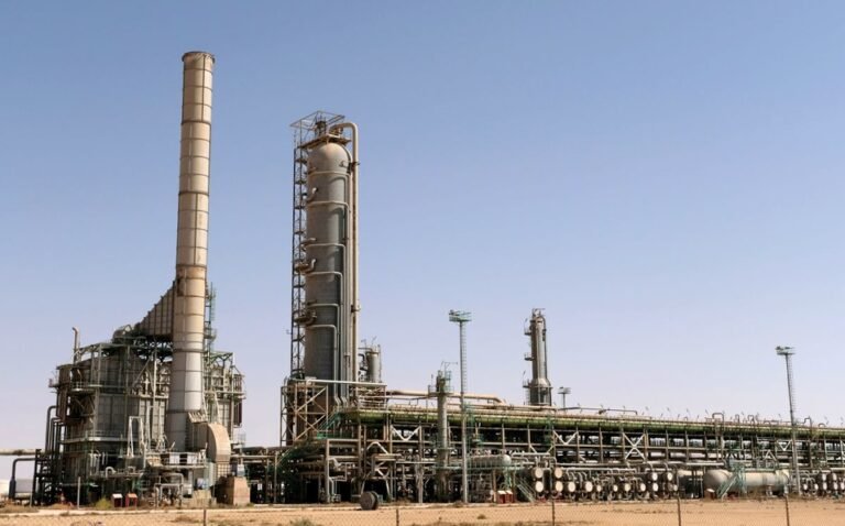 Petróleo sube, pero mercado se mantiene cauteloso ante el aumento de casos de covid-19