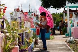 Tregua al cierre de cementerios por el Día de las Madres permite «reencuentros» Tregua al cierre de cementerios por el Día de las Madres permite «reencuentros»