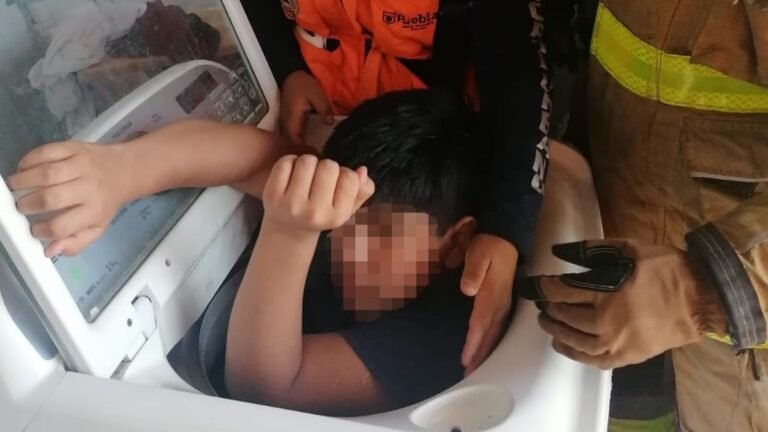 Niño queda atrapado en una lavadora en Puebla