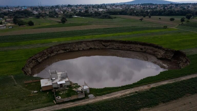 Jóvenes ebrios burlan cerco y graban en la orilla del Socavón