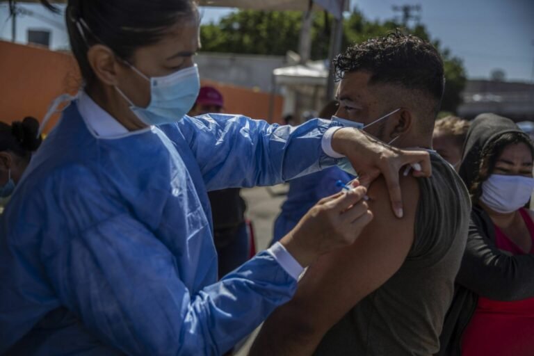 Comienza gran campaña de vacunación en Puebla para varios grupos de edad