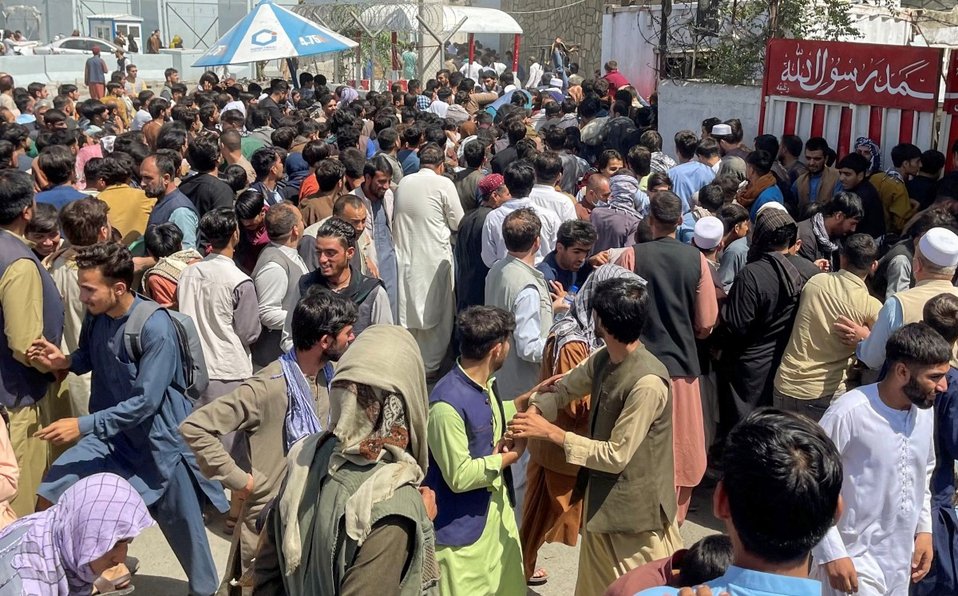 Pánico por la urgencia de huir de Afganistán; miles desatan caos en aeropuerto de Kabul Pánico por la urgencia de huir de Afganistán; miles desatan caos en aeropuerto de Kabul