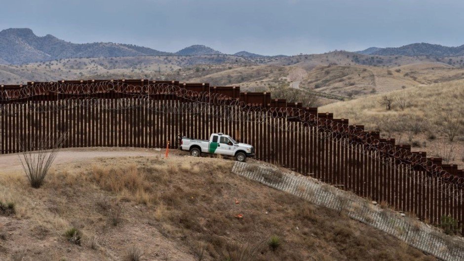Muere un migrante mexicano que cayó del muro fronterizo entre Arizona y México Muere un migrante mexicano que cayó del muro fronterizo entre Arizona y México