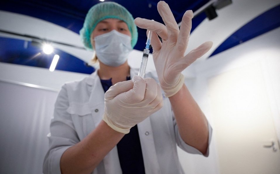 Vacunan con dosis de AstraZeneca a 34 personas que tenían que recibir la de Moderna Vacunan con dosis de AstraZeneca a 34 personas que tenían que recibir la de Moderna