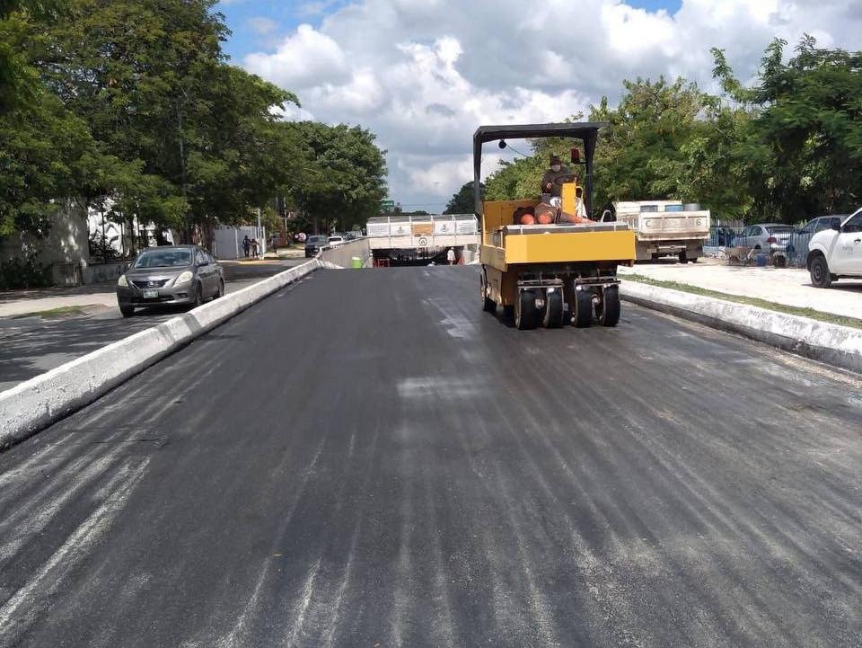 En etapa final el “paso deprimido” se trabaja en el revestimiento de la carpeta asfáltica En etapa final el “paso deprimido” se trabaja en el revestimiento de la carpeta asfáltica