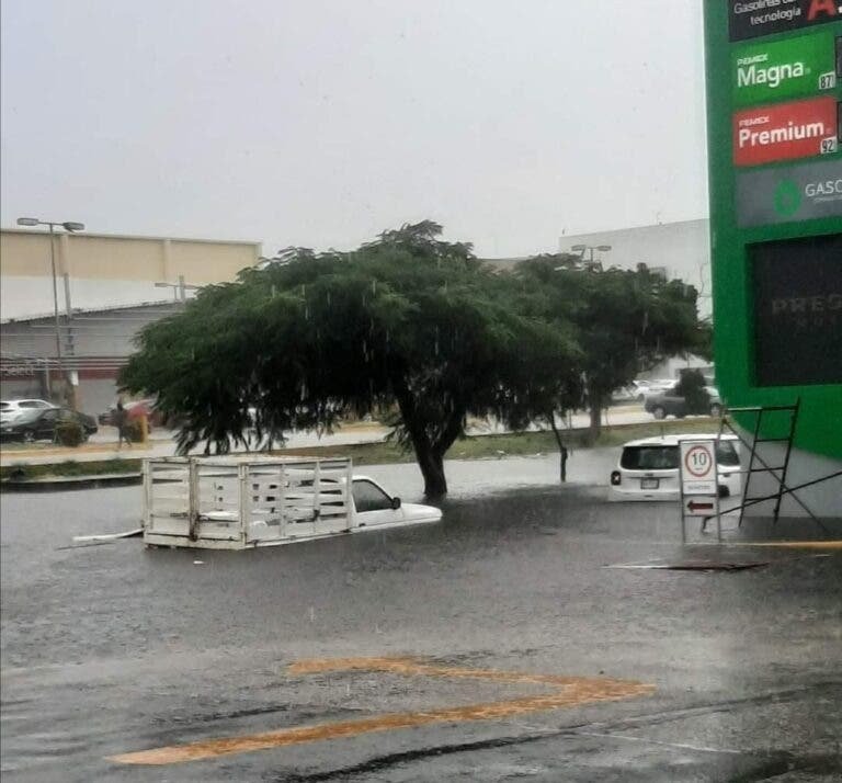 Caos por el agua; se inunda calle cercana a una plaza comercial en Mérida Caos por el agua; se inunda calle cercana a una plaza comercial en Mérida