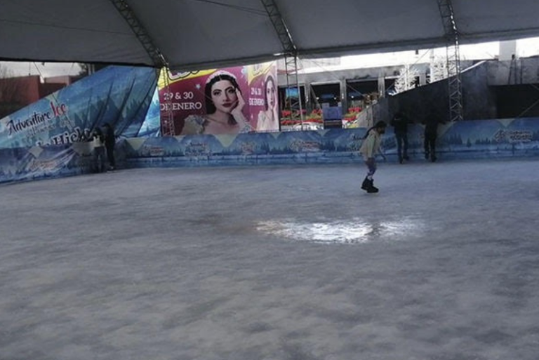 Instalan pistas de hielo en diversos lugares de Puebla; estos son los costos de recuperación