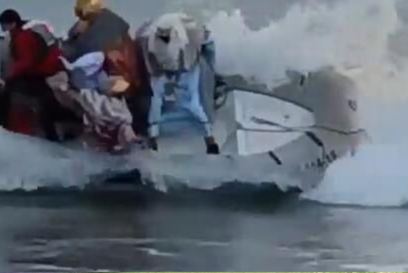 Reyes Magos sufren accidente y caen al mar tras volcar su lancha