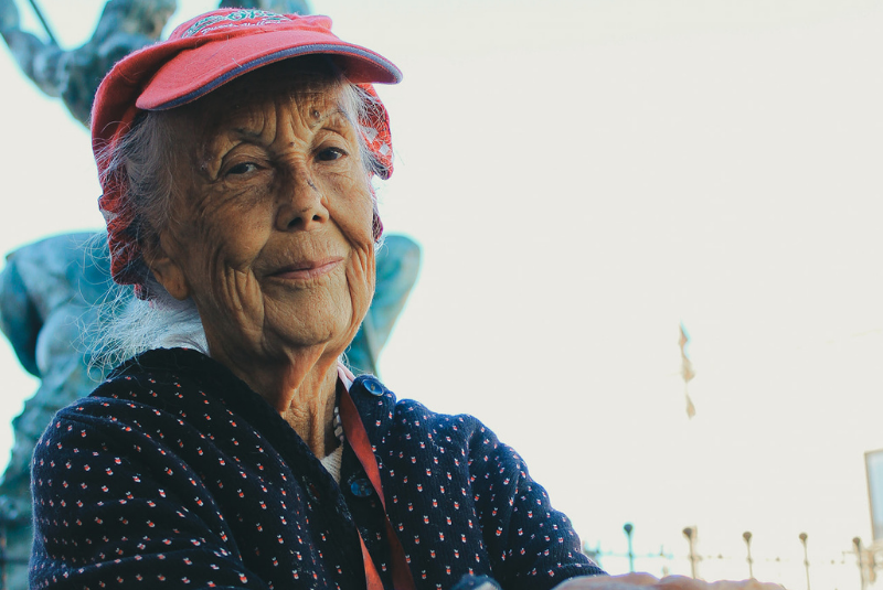 Abuelita enternece en redes sociales por querer pagar fotos con manzanas: FOTOS