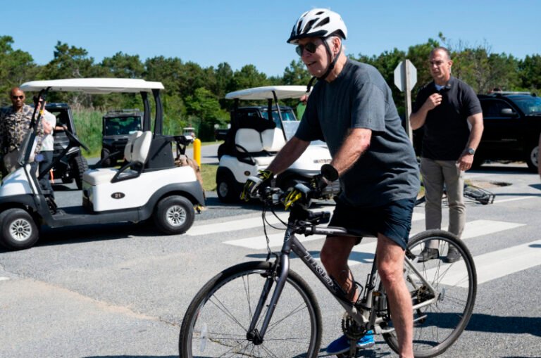 Joe Biden sufre caída al tratar de bajarse de bicicleta