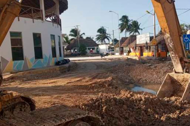 Autoridad de Chiquilá reprocha a Gobierno de Quintana Roo indiferencia en atrasos de obra vial