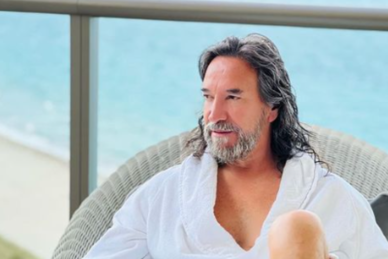 Marco Antonio Solís «El Buki» posa despreocupado en bata amarilla