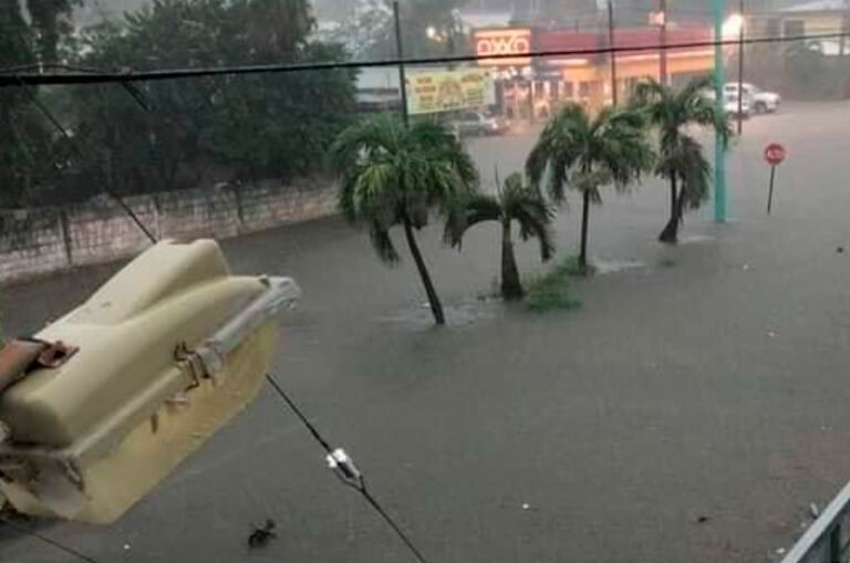 Chetumal se inunda tras el paso de la Onda Tropical 23