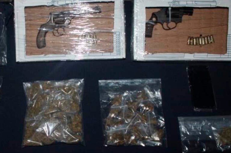 Aseguran a una mujer y dos hombres en plena compra-venta de droga en Cancún