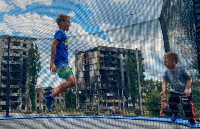 Legisladores de Rusia presentan proyecto para impedir que «países hostiles» adopten niños rusos