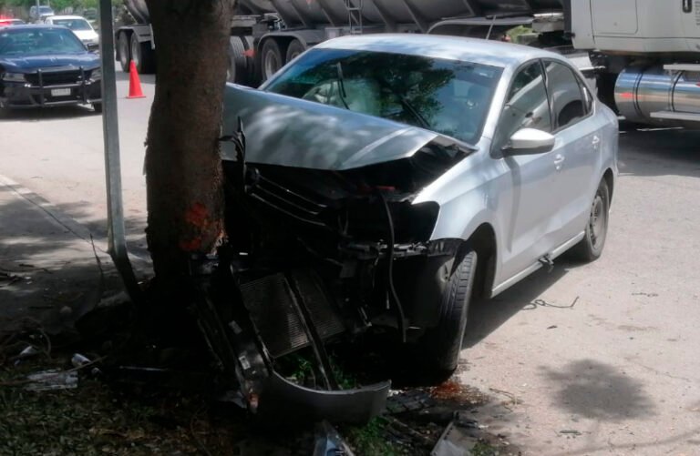 Joven alcoholizado se estrella contra un árbol en Yucatán