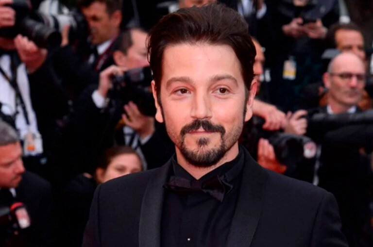 Diego Luna critica a AMLO por dar «golpe militar a la constitución»