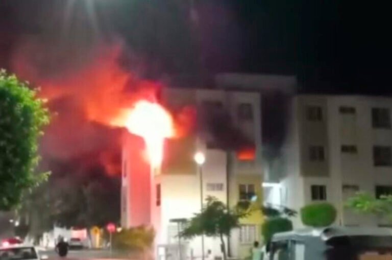 Incendio consume dos departamentos en Residencial Turquesa de Cancún