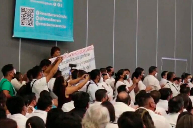 Renan Barrera ofrece apoyo a madre del joven Óscar Gabriel