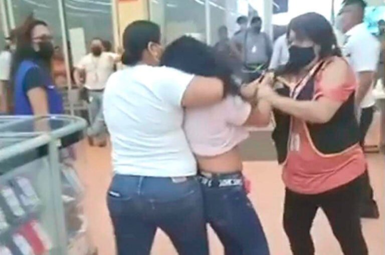 Detienen a presuntas ladronas en Walmart de Paseo de Montejo