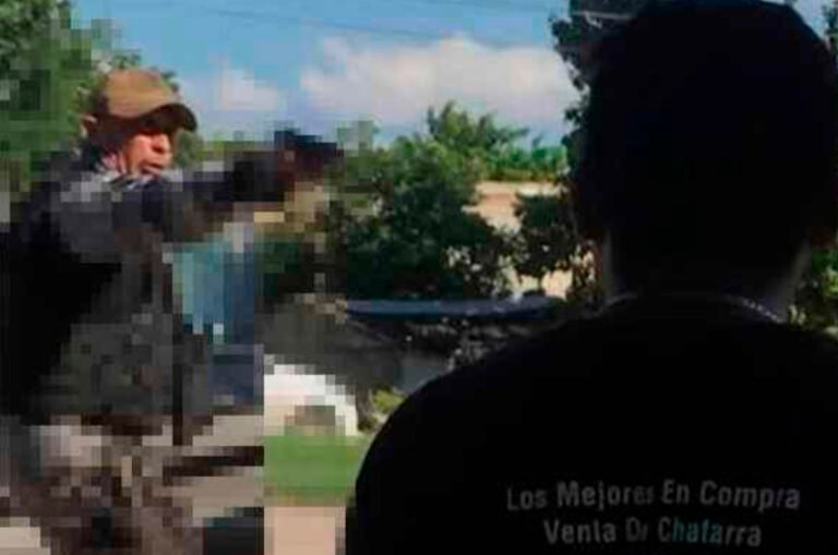 Policía municipal de Umán apunta con armas a ciudadanos, también golpean a un hombre