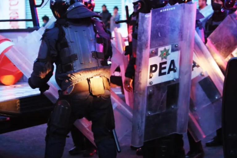 Se enfrentan normalistas y policías estatales en Tlaxcala