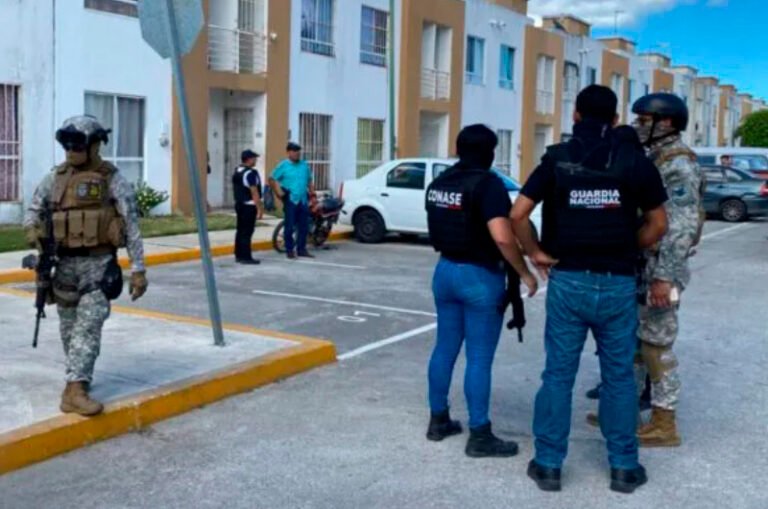 Aseguran a dos presuntos sicarios en el fraccionamiento La Joya de Cancún