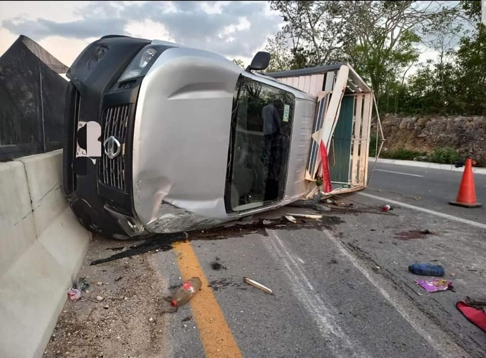 Vuelca camioneta con trabajadores del Tren Maya en autopista Mérida -Cancún; siete lesionados Vuelca camioneta con trabajadores del Tren Maya en autopista Mérida -Cancún; siete lesionados