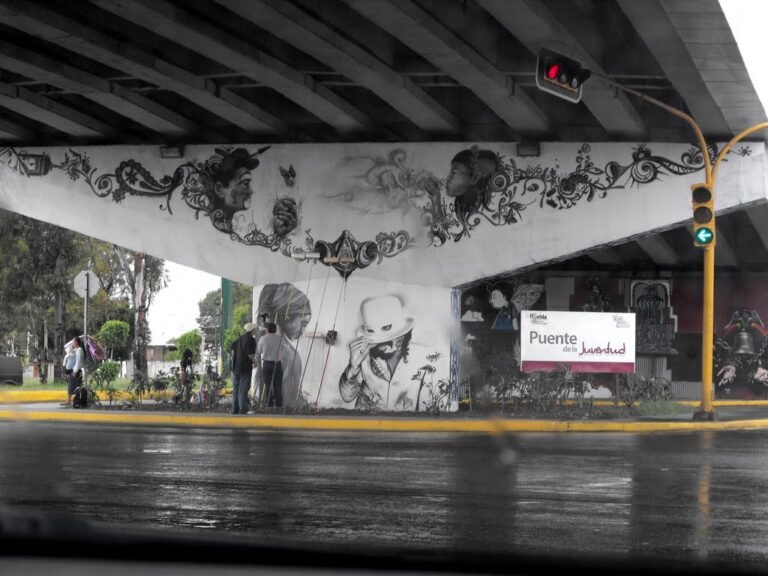 Por no darles una moneda, “limpiaparabrisas” agreden a conductor en Puebla