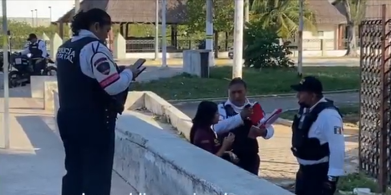 Mujer golpea a estudiante en Campeche