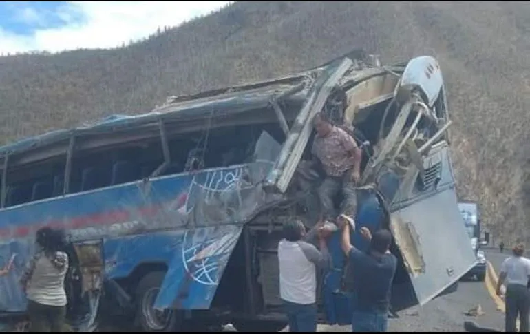 Al menos 15 personas murieron en volcadura de autobús entre Oaxaca y Puebla Al menos 15 personas murieron en volcadura de autobús entre Oaxaca y Puebla