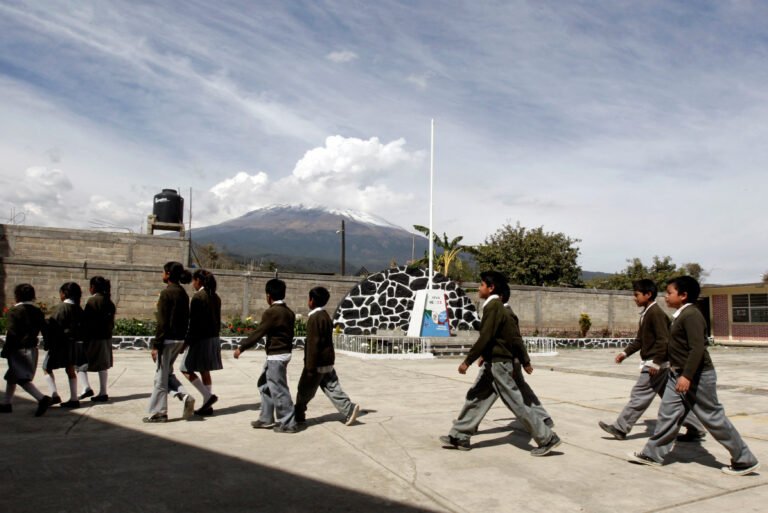 Estudiantes vuelven a clases presenciales en Puebla con medidas de prevención
