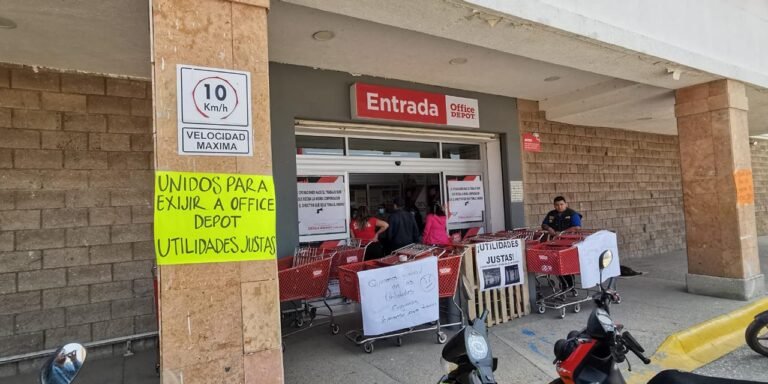 Trabajadores de Office Depot en Puebla protestan por utilidades: ‘fue muy poco’