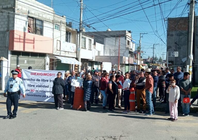 PROTESTAN POR EMBOTELLAMIENTOS FRENTE A COLEGIO EN CUAUTLANCINGO