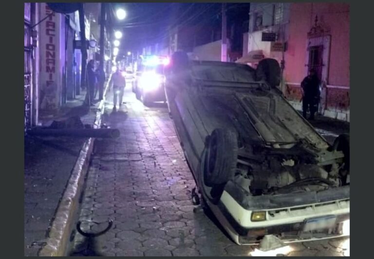 BORRACHO VOLCÓ AUTO A UNOS METROS DEL MERCADO DE CHOLULA