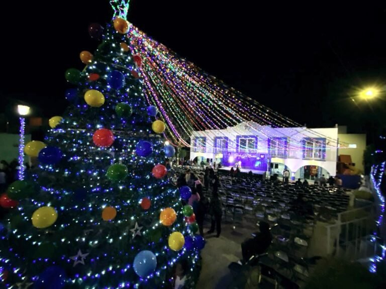 ENCIENDEN ÁRBOLES DE NAVIDAD EN JUNTAS AUXILIARES DE SAN ANDRÉS