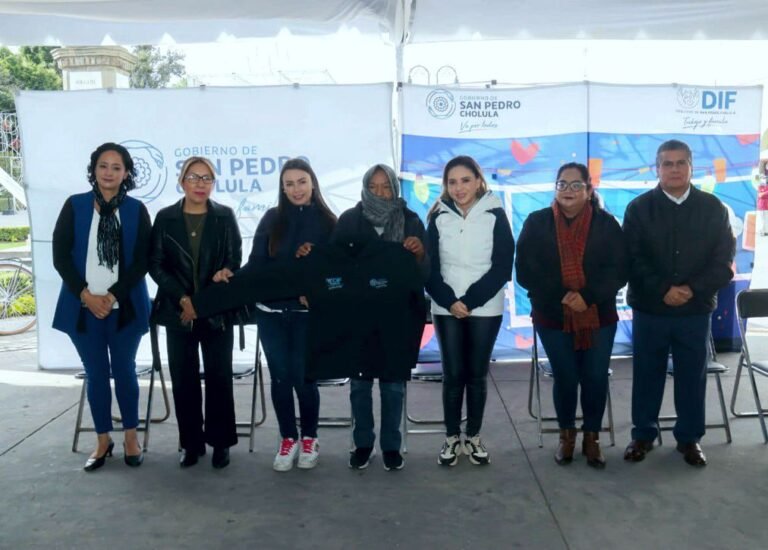 INICIA DIF MUNICIPAL ENTREGA DE CHAMARRAS A ABUELITOS DE CHOLULA