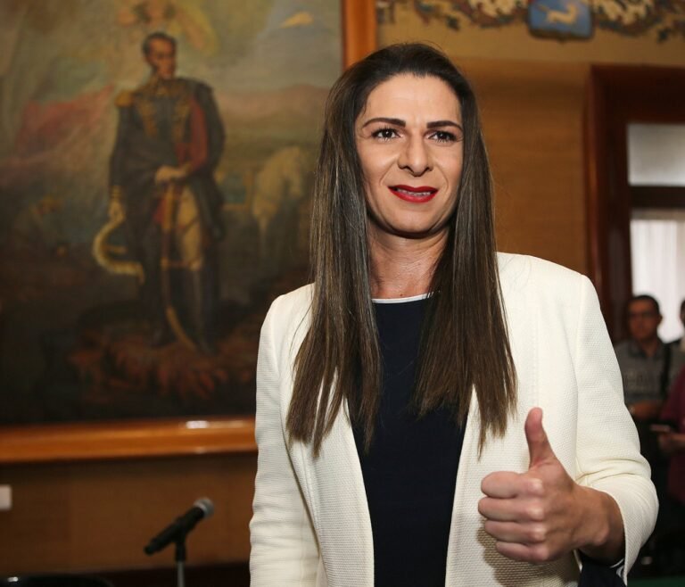 La Conade y Banorte simulan la construcción de una pista de salto ecuestre inexistente