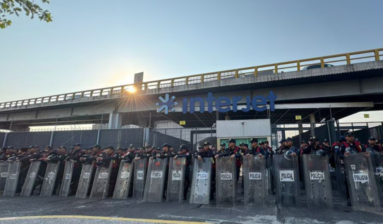 Manifestantes de la CNTE llegan al AICM; policía capitalina blinda inmediaciones